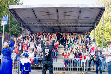 König jubelt vor der Tribüne